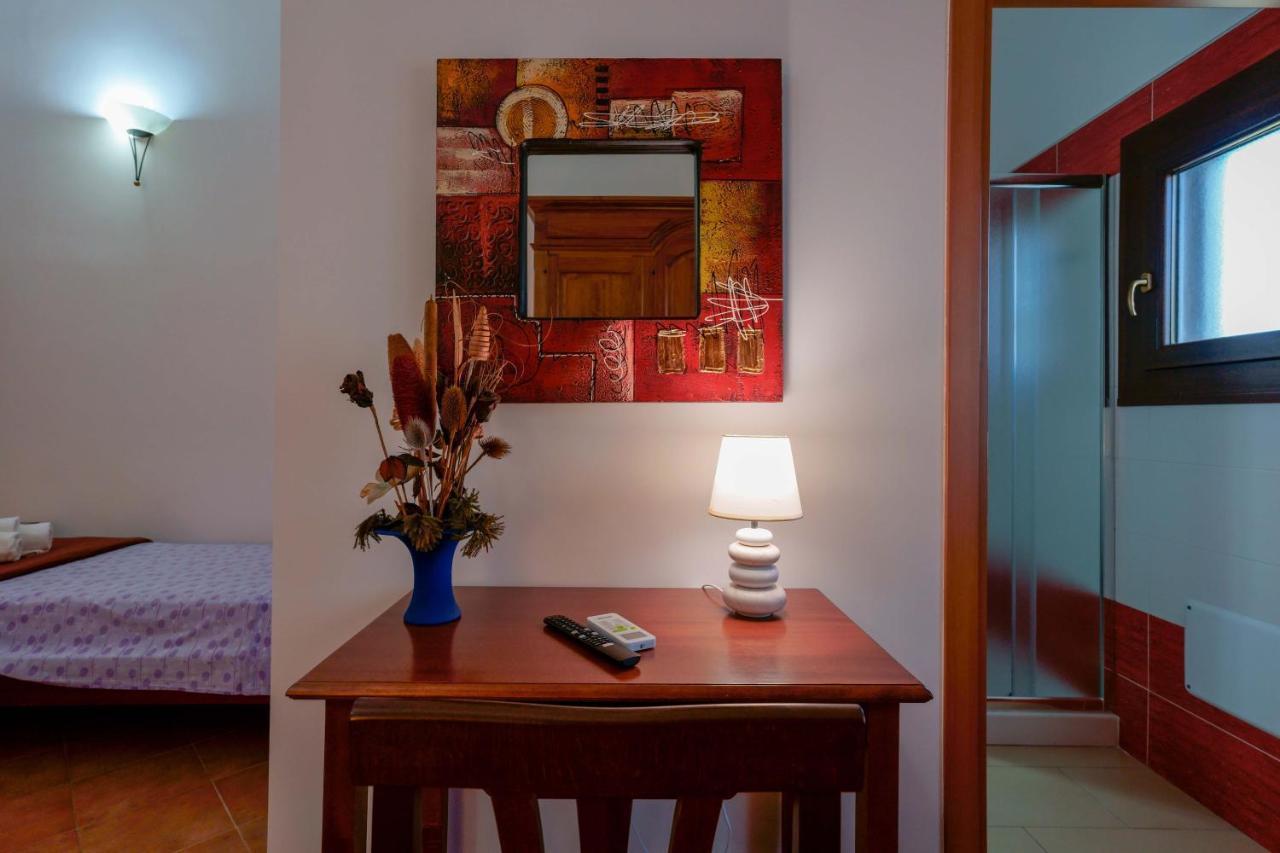 Bed And Breakfast Cairoli Exclusive Room San Pietro Vernotico Bagian luar foto