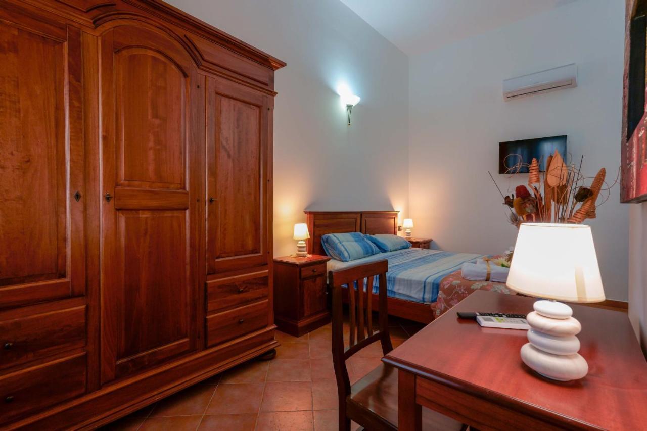 Bed And Breakfast Cairoli Exclusive Room San Pietro Vernotico Bagian luar foto