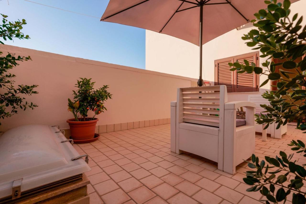 Bed And Breakfast Cairoli Exclusive Room San Pietro Vernotico Bagian luar foto