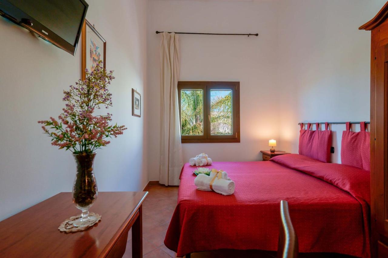 Bed And Breakfast Cairoli Exclusive Room San Pietro Vernotico Bagian luar foto