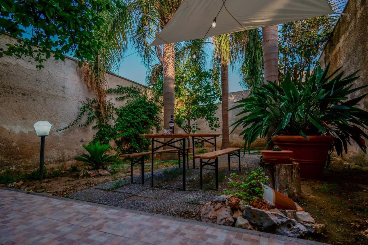 Bed And Breakfast Cairoli Exclusive Room San Pietro Vernotico Bagian luar foto