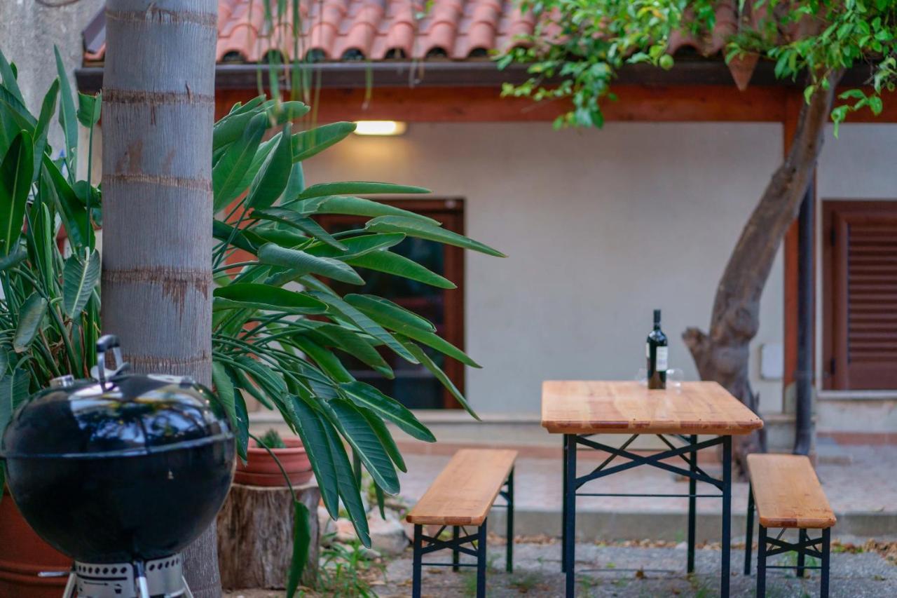 Bed And Breakfast Cairoli Exclusive Room San Pietro Vernotico Bagian luar foto